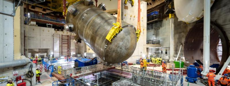 Efter noggranna inspektioner och godkännande från Office for Nuclear Regulation (ONR) lyftes kärlet på plats med hjälp av en intern polarkran. Det sänktes sedan ner i reaktorbyggnaden med endast 40 millimeters marginal på varje sida, en operation som krävde stor precision. Kärlet kommer att flankeras av fyra ånggeneratorer, 25 meter höga, som ska installeras nästa år. Foto: EDF Energy.