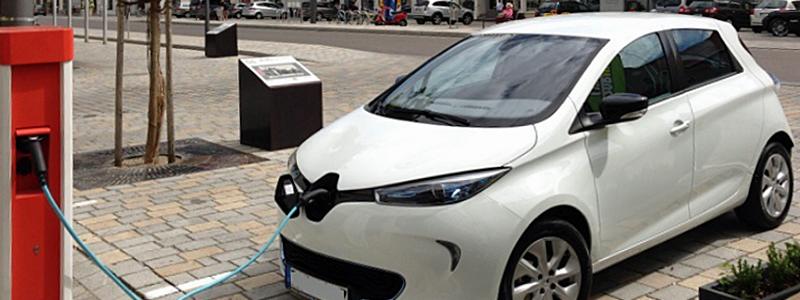 En helelektrisk Renault Zoe laddar vid en gatuladdningsstation på huvudtorget i tyska Pfaffenhofen. Foto: Wikipedia Common, kredit: Werner Hillebrand-Hansen
