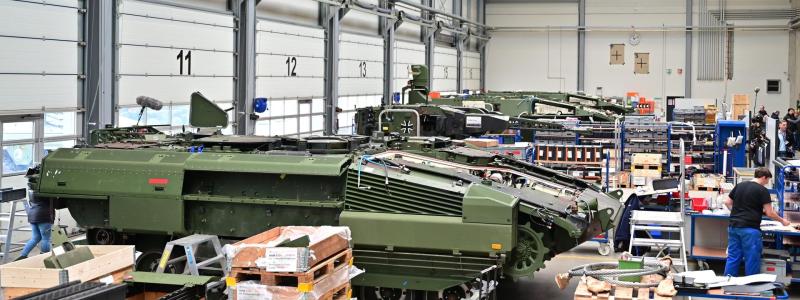 Rheinmetall är en av Europas största försvarsindustrier med stark exponering mot militära fordonsystem, ammunition och vapenteknik. Bolagets aktiekurs påverkas i hög grad av politiska beslut om försvarsbudgetar och säkerhetspolitik, vilket gör värderingen känslig för förändrade geopolitiska förutsättningar. Foto: Rheinmetall