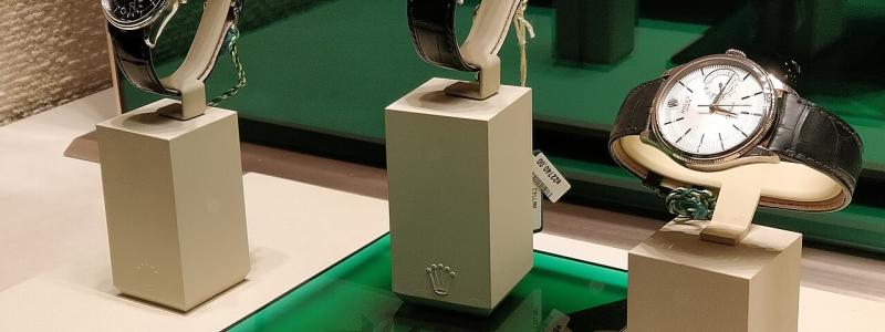 Rolexklockor i ett skyltfönster i Helsingfors. Foto: Wikipedia Commons Lic. Kredit: Arto Alanenpää