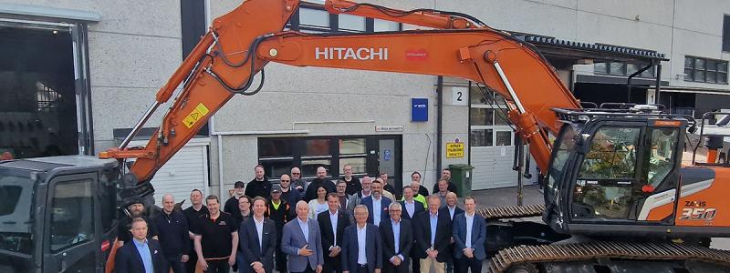 För att fira dessa två milstolpar inbjöd Vandakontoret i Finland nyligen en auktoritativ grupp gäster från Hitachi, ledd av VD:n för Hitachi Construction Machinery (HCM), Kotaro Hirano. I sitt tal gratulerade han Rotator och tackade varmt personalen för deras långsiktiga och framgångsrika arbete. Foto: Rotator Oy