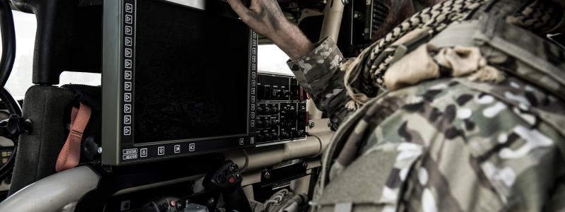 Ledningsstödsystem Luftvärn (LSS Lv) är den programvara som används inom förbandet för att leda strid mot luftmål, distribuera måldata och genomföra planering och utvärdering av luftvärnsstriden. Foto: Saab