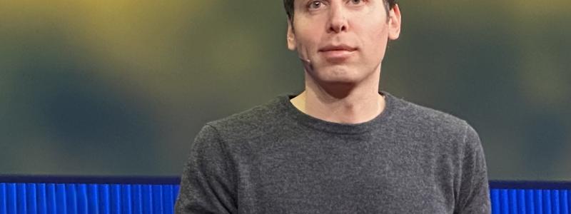 Sam Altman har föreslagit nya tekniska lösningar som ska kunna bevisa att en person verkligen är människa – bland annat det omdiskuterade projektet ”The Orb” från hans organisation Tools for Humanity. Foto: Wikipedia Common Lic. Kredit: Artem.G (diskussion | bidrag) laddade upp ett verk av Steve Jurvetson från https://www.flickr.com/photos/jurvetson/54446118165/
 med UploadWizard