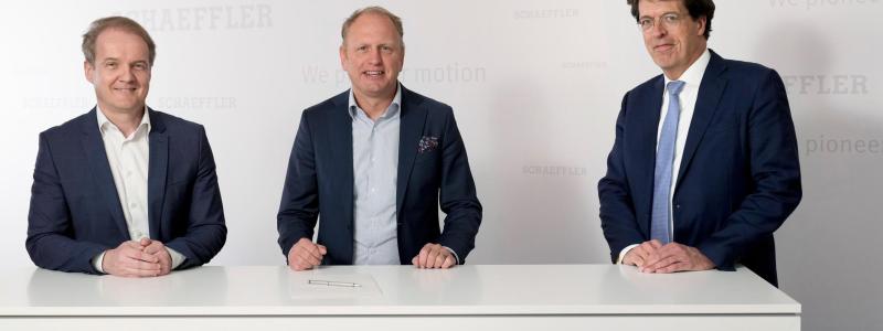 Från höger till vänster: Klaus Rosenfeld, CEO på Schaeffler AG, Henrik Henriksson, CEO på H2 Green Steel, samt Andreas Schick, COO på Schaeffler AG. Foto: Schaeffler