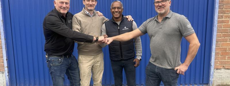 Från vänster: Anders Perjans, delägare i Metallprodukter; Simon Brännström, grundare av Safe Harbour Invest; Mario Pereira, grundare av Safe Harbour Invest; samt Hans Nohrlander, vd och ägare av Metallprodukter i Edsbyn AB, i samband med Safe Harbours förvärv den 1 oktober 2025. Foto: Safe Harbour Invest