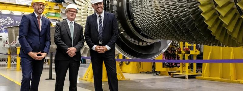 Storbritanniens premiärminister Keir Starmer (i mitten) tillsammans med Siemens Energys vd Christian Bruch och Darren Davidson, företagets vice vd för Storbritannien, vid Siemens Energys Clean Energy Centre i Berlin. Foto: Siemens Energy