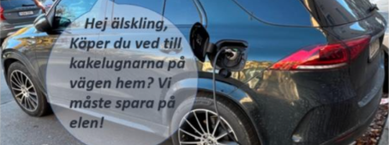 Elbilar på laddning i Stockholm.