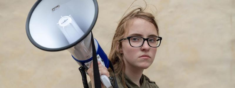 Ia Aanstoot, 18, en kunnig och passionerad ledare inom klimatrörelsen, inleder rättsliga åtgärder för att stoppa Greenpeaces attack mot kärnkraft. Foto: Rowan Farrell.