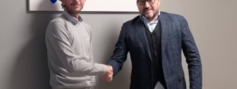 Casper Sigurdsson, Produktansvarig på OEM Automatic, och Alberto Turone, International Sales Manager på Quadritalia. Foto: OEM Automatic