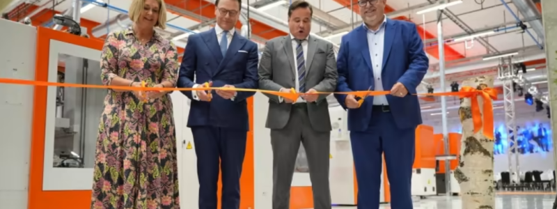 Koncernchef Håkan Lundstedt tillsammans med bl.a. H.K.H. Prins Daniel och näringsminister Karl-Petter Thorwaldsson. Foto: Synsam Group