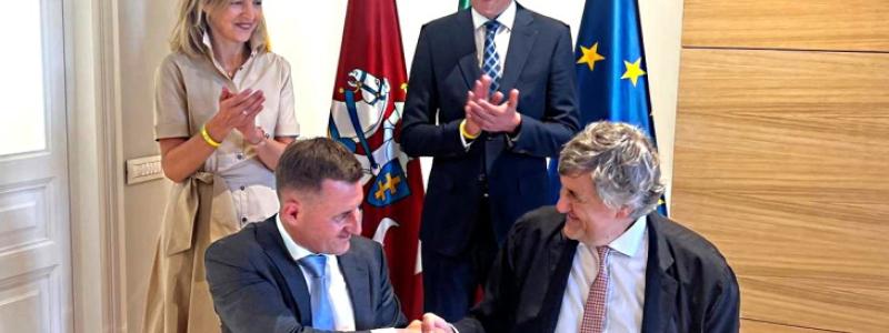 Avtalet, ett så kallat samförståndsavtal, undertecknades i Rom nyligen av Newcleos vd och grundare Stefano Buono och Linas Baužys, vd för statliga Ignalina NPP som ansvarar för avvecklingen av det tidigare kärnkraftverket i Ignalina. Litauens energiminister Žygimantas Vaičiūnas var närvarande vid undertecknandet. Foto: Ingalina / Newcleo
