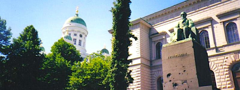 Finlands statsbank med staty av Johan Vilhelm Snellman, skulpterad av Emil Wikström (1864–1942), framför statsbanken i Helsingfors. Statyns fot visar avsiktligt skador från sovjetiska bombningar av Helsingfors under andra världskriget. Foto: Wikipedia Common, kredit: ThePeter