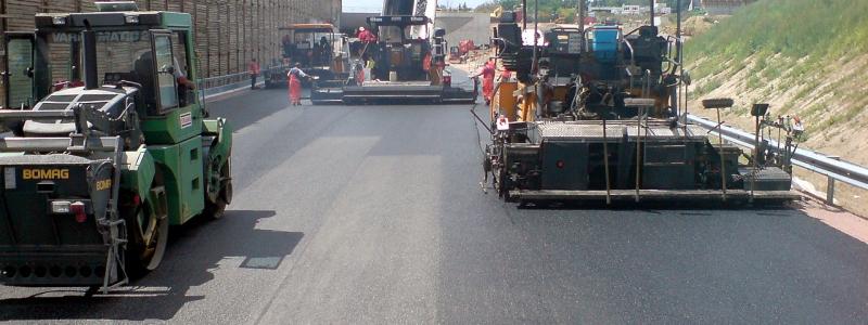 Asfaltmaskiner av olika fabrikat. Foto: Sonaz/Wikimedia Commons