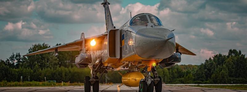 Ukrainska flygvapnets Sukhoi Su-24M beväpnad med två brittisk-franska Storm Shadow/SCALP-EG kryssningsrobotar. Foto: Wikipedia Common Lic. Foto: Владислав Дем'яненко (Vladislav Demjanenko)