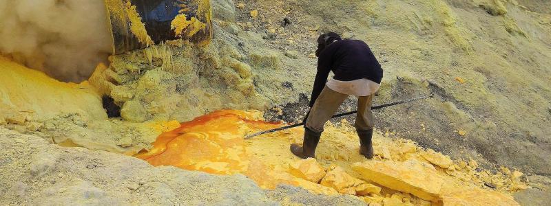 Brytning av svavel från en fyndighet vid kanten av Ijens kratersjö, Indonesien. Foto: Wikipedia Common, Kredit: Aditya Suseno