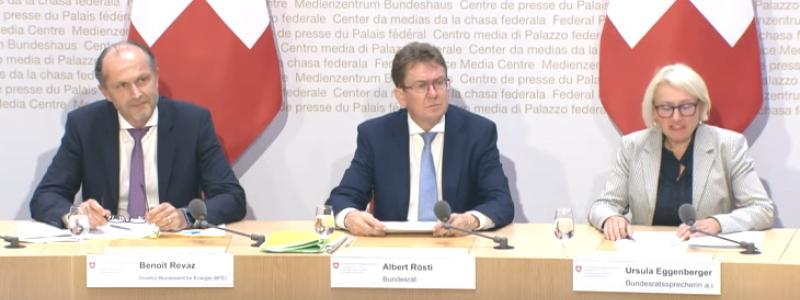 Energiminister Albert Rösti (i mitten) diskuterade beslutet att häva förbudet vid en presskonferens Foto: Schweiziska Förbundsrådet.