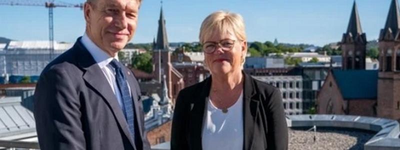 Energieminister Terje Aasland och Kristin Halvorsen, som leder den nya kommittén Foto: Norges Energidepartement, kredit: Arvid Samland,