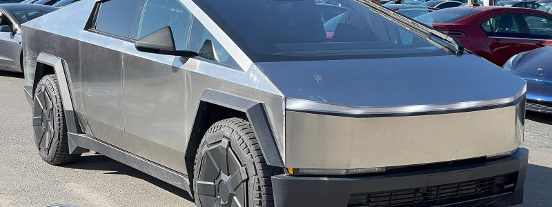 Cybertruck var tänkt att revolutionera eldrivna pickupmarknaden men har snarare blivit en symbol för tekniska utmaningar, återkallelser och försenade förväntningar. Foto: Wikipedia Commons, kredit: Lcaa9