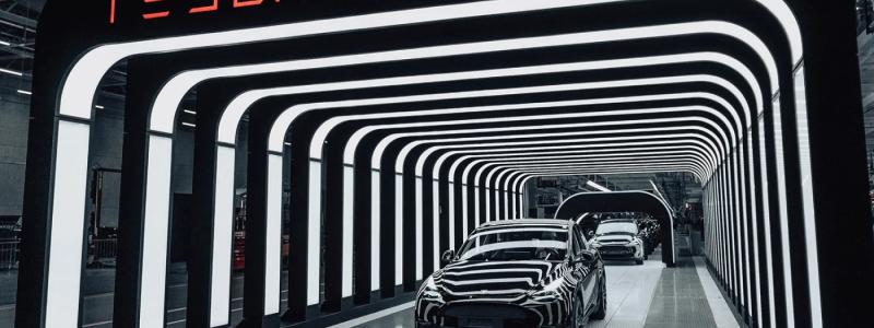 Inne i en av Elon Musks Tesla-fabriker. Om Trumps planer genomförs kan det bli ett bakslag för biltillverkare, inklusive de tyska bolag som verkar i USA. Redan under Joe Bidens regering infördes protektionistiska åtgärder genom Inflation Reduction Act, vilket begränsade tillgången till ekonomiska incitament för elbilar. Foto: TESLA