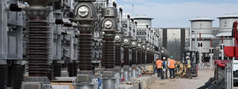IVTs är skyddade från den intensiva plasmavärmen genom ett silverglänsande lager av 1 104 block av tungsten, metallen med den högsta smältpunkten på 3 400 grader Celsius. Dessa block är noggrant arrangerade i åtta rader för att jämnt fördela belastningen. För att mäta de snäva utrymmena mellan blocken användes en precisionslaser, kallad "Gap Gun", för att säkerställa korrekt placering. Foto: ITER