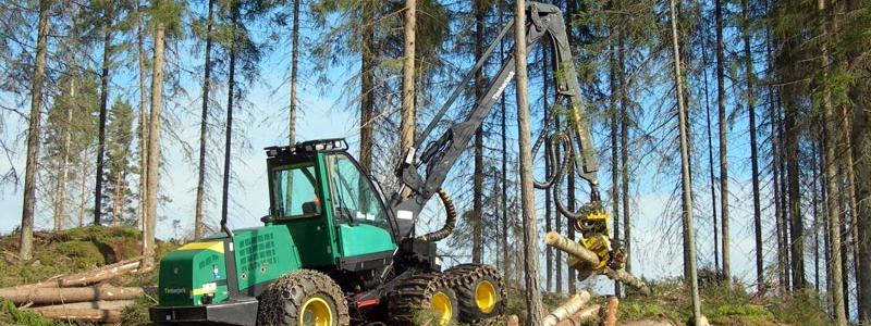 En hjulburen skördare från Timberjack staplar avverkat virke i Finland. Foto: Wikipedia Commons Lic: kredit: Heikki Valve