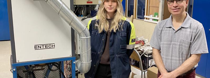 Towa Eriksson, Uppsala universitet och Lars-Olov Nordberg, Swerim framför den testrigg där fluidiseringsförsöken med vätgas ska genomföras. Foto: Swerim.