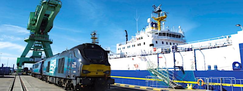 Målet är att säkerställa smidiga transporter av livsviktiga produkter. Det är tillåtet att transportera radioaktivt material med järnväg i Europa, under förutsättning att strikta nationella och internationella regler följs, såsom IAEA:s bestämmelser och den europeiska RID-koden för järnvägstransporter. Dessa kräver särskilda förpacknings- och säkerhetsåtgärder för att skydda allmänheten och miljön. Företag måste upprätta strålskyddsprogram, och speciella typ B-behållare används för mycket radioaktivt material, vilket garanterar säkerhet även vid allvarliga olyckor. Foto: Nuclear Transport Solutions.