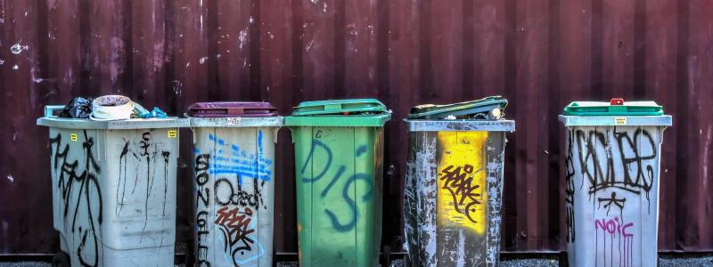 Under 2022 hade otillräcklig återvinning av plastförpackningar en direkt kostnad för Finland, med en notering på 10,80 euro per person, vilket totalt blev 60 miljoner euro. Denna summa motsvarar vad som kunde ha investerats i tung militärutrustning eller andra statliga behov. Foto: Creative Commons Lic, kredit: christels
