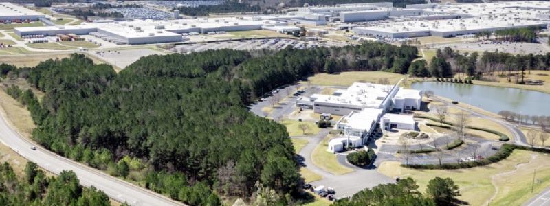 Mercedes-Benz tecknar ett avtal med Steel Dynamics, Inc. (SDI) om att leverera mer än 50 000 ton CO₂-reducerat stål årligen till sin bilfabrik i Tuscaloosa, Alabama, vilket markerar ytterligare en avgörande milstolpe i avkolningen av dess globala stålförsörjningskedja. Foto: Mercedes Benz Group