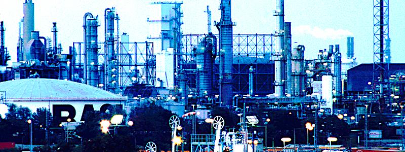 Världens största sammanhängande kemifabrik BASF i tyska Ludwigshafen. Foto: Wikipedia Common,	Kredit: Gerd W. Zinke,