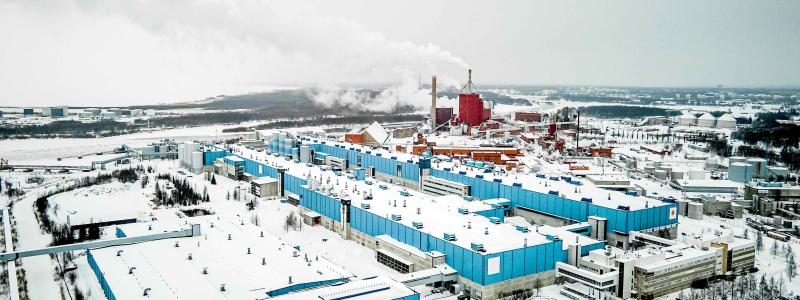 Fabriken i Uleåborg ingår i Stora Ensos Packaging Materials-division och producerar förpackningskartong, säckpapper och oblekt barrträmassa av färskfiber. Fabriksintegratet på Nuottasaari omfattar en mottagningsplats för virkespartier, cellulosafabriken, en kraftliner-linje och hamnfunktioner. Foto: Stora Enso