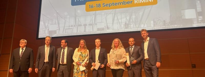 Camilla Munther (fjärde från vänster) mottar priset för Europas bästa avhandling. Foto: Rise