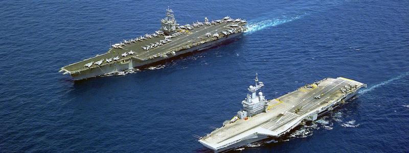 Charles de Gaulle i förgrunden bredvid USS Enterprise från USA. Foto: US Navy/Wikimedia Commons