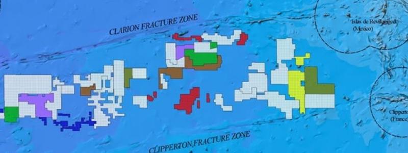 I Clarion–Clipperton-zonen, i Stilla Havet mellan Mexiko och Hawaii, täcker polymetalliska noder upp till 70 procent av havsbottnen. Karta: IOM