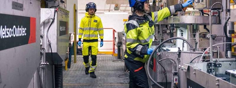 GTK Mintec har omfattande utrustning och erfarenhet av att anrika hundratals olika malmer och andra material. Forskningen sträcker sig från laboratorietester till kontinuerliga tester i pilotanläggning. Foto: GTK Mintec