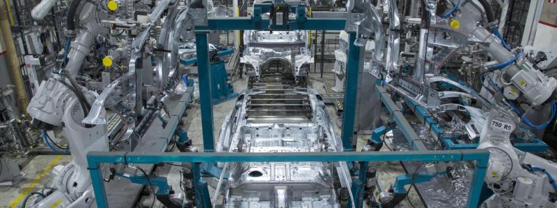 Trots stoppet i bilproduktionen fortsätter dock Valmet Automotives batteriproduktion. Situationen uppstod efter att strejker i hamnarna förhindrat leverans av nödvändiga delar till fabriken. Foto: Valmet