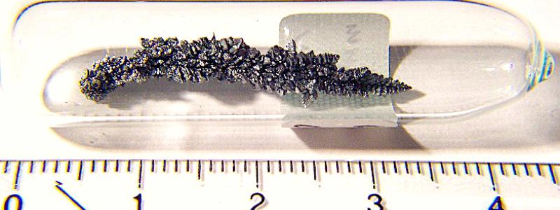 Vanadin 99,9 %, dendritiskt kristalliserad genom vakuumsublimering. Förvaras under skyddsgas, här argon, för att skyddas mot oxidation. Foto: Wikipedia Commons Lic. Kredit: Alchemist-hp (pse-mendelejew.de)
