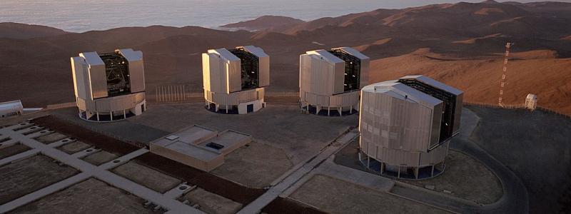 Paranal-observatoriet, som byggts och drivs av ESO, invigdes 1999 på en höjd av 2 600 meter mitt i Atacamaöknen, en idealisk plats för astronomiska observationer på grund av dess torra klimat, dess höjd och frånvaron av moln och regn. Foto: ESO/Wikimedia Commons