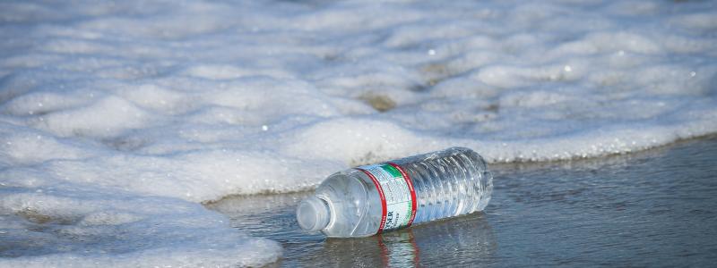 Naturskyddsföreningens syn på plastavtalet är bland annat att avtalet måste reglera plasters kompletta livscykler – från design, tillverkning, konsumtion, återbruk och återvinning till avfallshantering. Foto: Brian Yurasits/Unsplash