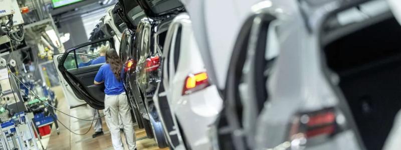 Volkswagens fabrik i Wolfsburg förbereder övergången till hundra procent elbilsproduktion.






Volkswagens fabrik i tyska Wolfsburg. Foto: Volkswagen