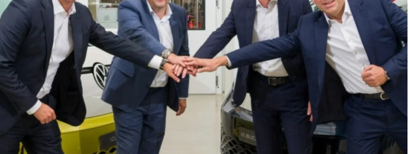 Företrädare för Volkswagen, PowerCo och Umicore vid bildandet av joint venture-bolaget. Foto: Volkswagen