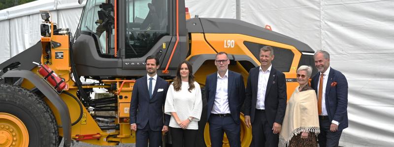 Fr. v. Prins Carl Philip, Prinsessan Sofia, Mikael Liljestrand, Melker Jernberg, Maria Andrén och Georg Andrén, landshövding i Värmland. Foto: Volvo CE