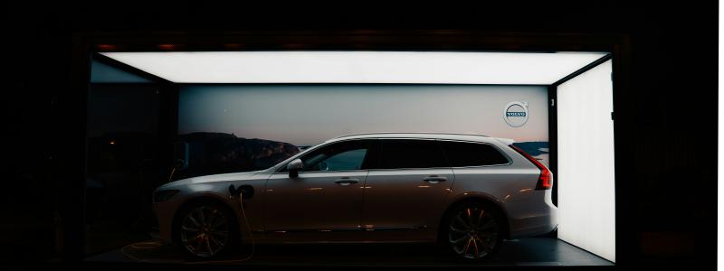 Framöver siktar Volvo Cars på att 90 till 100 procent av den globala försäljningsvolymen 2030 ska utgöras av elektrifierade bilar, vilket innebär en blandning av både helt eldrivna modeller och laddhybrider, det vill säga alla bilar som kan laddas med sladd. Foto: louis tricot/Unsplash