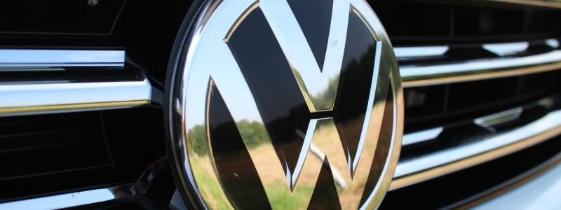 Volkswagen riskerar att drabbas av böter från EU för att företaget har överskred utsläppsgränser, då försäljningen av förbränningsmotorer fortfarande är stark. Företagets VD har bett om förståelse från EU-kommissionen angående denna problematik.Foto: Creative Commons Lic/Pixabay, kredit: renehesse