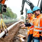 Badenova Netz tekniska direktör Julie Bürkle-Weiss och projektledare H Wölfle övervakar arbetet med att lägga den första vätgaspipelinen i södra Tyskland. Foto: Badenova Netze