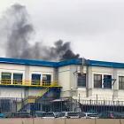 Rök stiger upp ovanför en byggnad vid Elkems kemiska anläggning, som drabbats nyligen av en misstänkt vätgasexplosion, i Saint-Fons (Rhône). Skärmavbild, kredit: FRANCE TÉLÉVISIONS