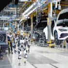 Mercedes testar användningen av en robot-modell från den amerikanska tillverkaren Apptronik: Apollo är cirka 1,73 meter lång, väger 73 kilo och kan lyfta 25 kilo.
Bild: Apptronik/Mercedes
