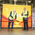 Simon Lile, President Business Unit Heating Systems och Bruce Dionne, Production Unit Manager, Concord. Foto: Alleima