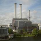 Heizkraftwerk Mitte (kraftvärmeverk för samtidig produktion av el och värme), med floden Spree i förgrunden, beläget i stadsdelen Berlin-Mitte, Tyskland. Foto: Wikipedia Common Lic, kredit: Georg Slickers