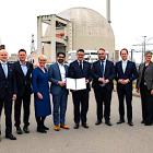 Den 13 mars undertecknades avtalet av Hessens delstatsregering under ledning av ministerpresident Boris Rhein, ekonomiminister Kaweh Mansoori och forskningsminister Timon Gremmels. Bakom initiativet står även fusionsteknikföretaget Focused Energy, Tekniska universitetet i Darmstadt, GSI Helmholtz-centret, samt industriföretaget Schott och andra aktörer. Avtalet signerades under det första rundabordssamtalet om kärnfusion vid anläggningen i Biblis.  Foto: Hessian State Chancellery